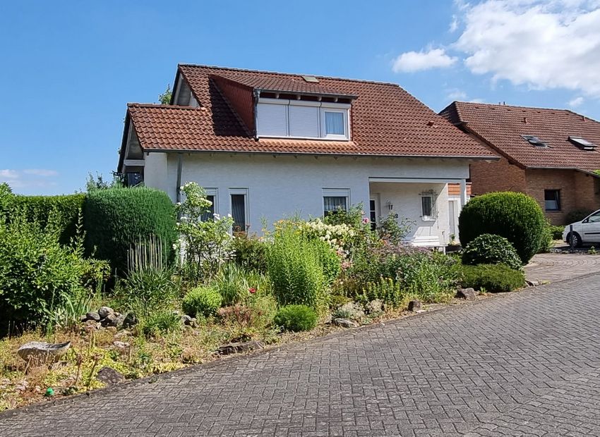 Neuwied: Gepflegtes Einfamilienhaus mit großem Garten in Ortsrandlage
