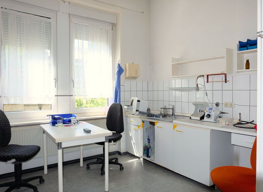Frankfurt Höchst! Mehrfamilienhaus mit 4 Wohnungen und einer Praxis.