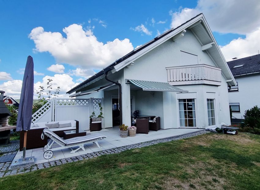 Dornburg: Tolles Einfamilienhaus mit ELW, Garage, Garten und Schwimmbad