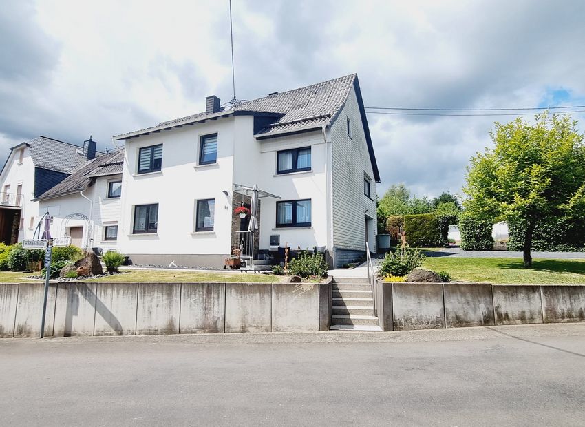 Gemeinde Lochum: Gepflegtes Einfamilienhaus mit Garage und schönem Areal