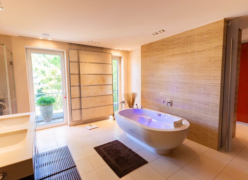 Elegante Villa mit Weinkeller, Sauna und Gartenidylle in bester Lage von Kronberg.