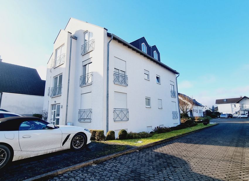 Höhr Grenzhausen: Eigentumswohnung (DG) mit Balkon und PKW-Stellplatz