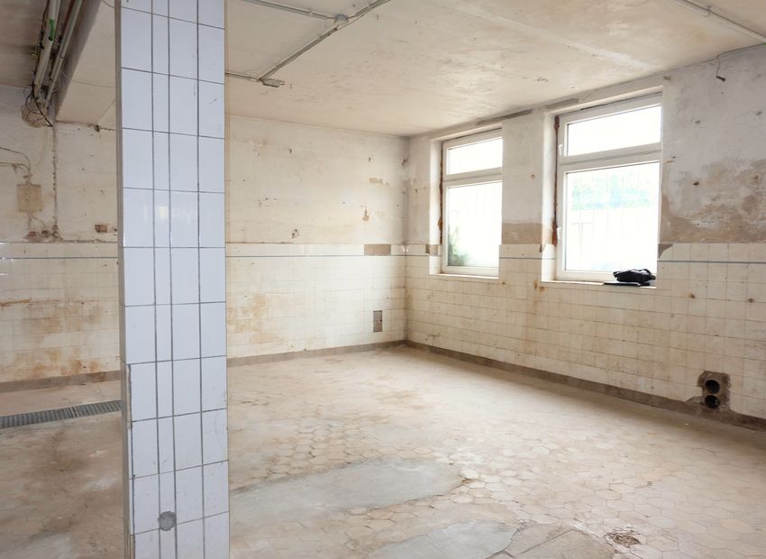 Frankfurt Niederrad! Kleine Lagerhalle mit Büro.