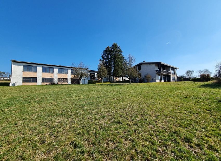 Oberzeuzheim: Wohnhaus, Mehrfamilienhaus und Werkstatt in herrlicher Ortsrandlage