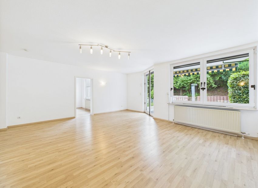 Usingen: Großzügige Doppelhaushälfte mit Einliegerwohnung