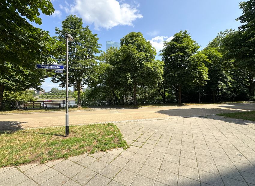Lage Lage Lage! 2 Zimmer Wohnung mit großem Balkon und TG-Stellplatz direkt am Main.