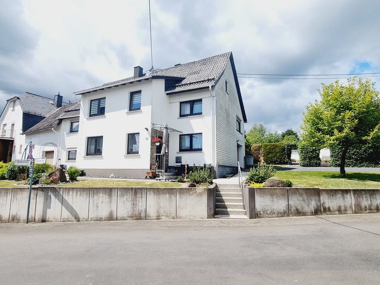 Gemeinde Lochum: Gepflegtes Einfamilienhaus mit Garage und schönem Areal