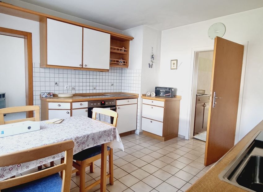 Rennerod- Hüblingen: Einfamilienhaus mit Nebengebäude in sonniger Lage