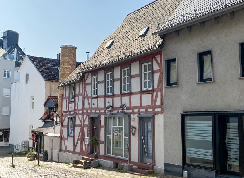 Idstein: Liebhaberstück – Vermietetes Wohn- und Geschäftshaus im Herzen der Stadt!