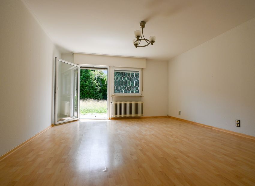 Wiesbaden-Delkenheim: Fertighaus auf einem eingewachsenem Grundstück! 