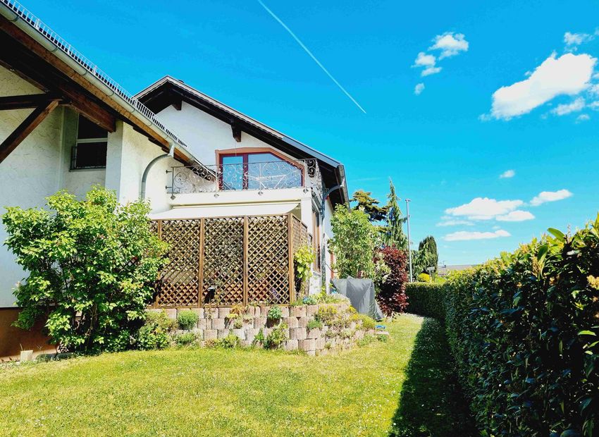 Bad Camberg: Gepflegtes Wohnen (Doppelhaushälfte) in herrlicher Randlage mit Garage