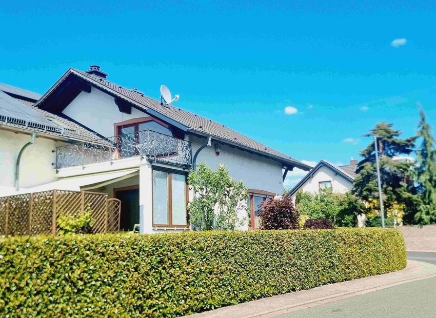 Bad Camberg: Gepflegtes Wohnen (Doppelhaushälfte) in herrlicher Randlage mit Garage