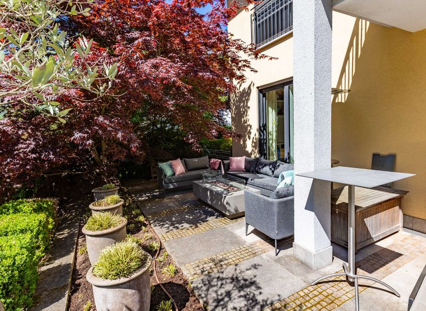 Elegante Villa mit Weinkeller, Sauna und Gartenidylle in bester Lage von Kronberg.
