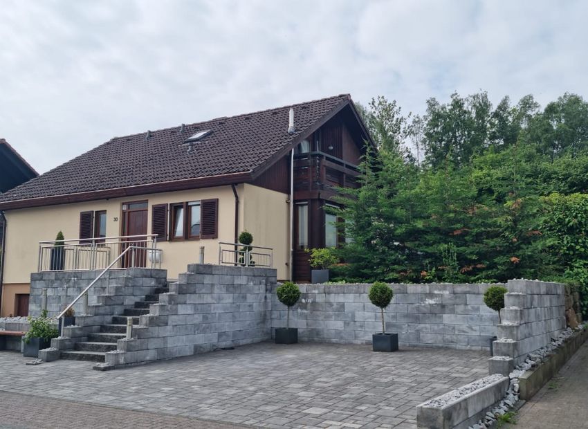 Westerburg: Freistehendes Einfamilienhaus mit Garagen und großem Areal
