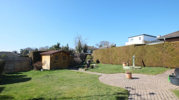 Usingen: Bungalow mit wunderschönem Grundstück in Bestlage
