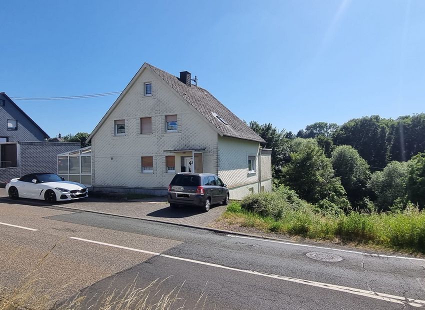 Gemeinde Dreisbach: Freistehendes Einfamilienhaus mit drei Garagen und großem Areal