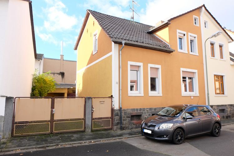 Hanau Steinheim! Doppelhaushälfte mit Carport und teilweise überdachten Hof.