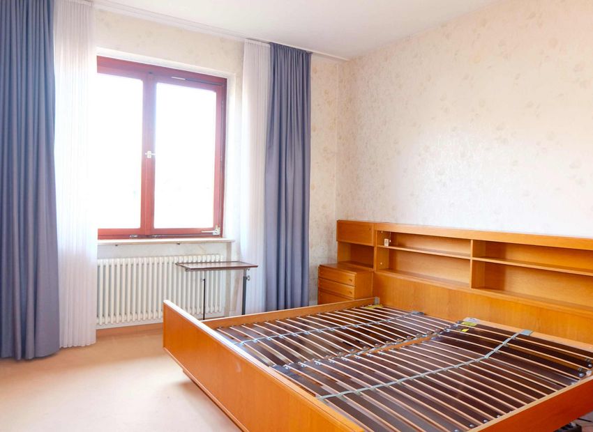 Königstein! Modernisierungsbedürftiges Haus mit ca. 150m² Wfl. und ca.524m² Grundstück.