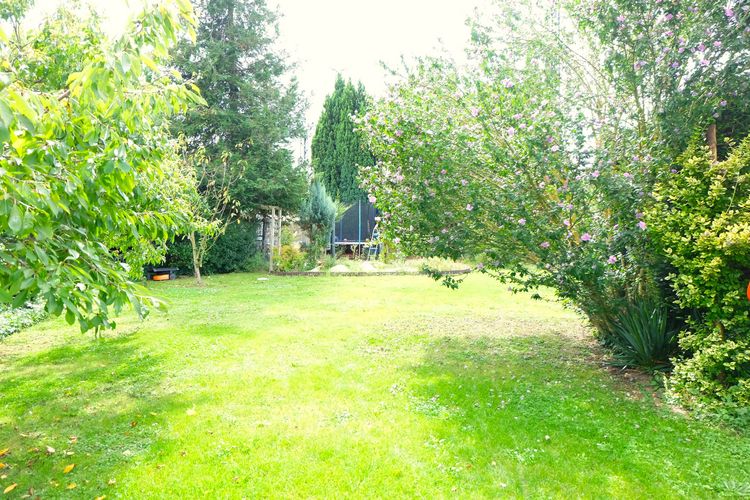 Frankfurt Heddernheim! Schönes freistehendes Haus mit Kamin auf 796m² Grundstück.