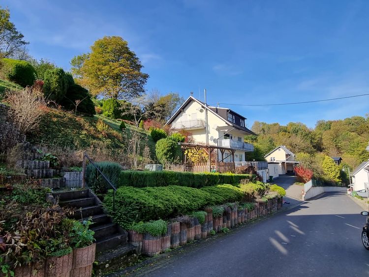 Reckenthal bei Montabaur: Dreifamilienhaus (3 ETW ) mit Garagen und Garten