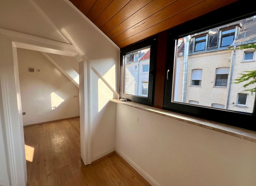 2-Zimmer-Dachgeschosswohnung mit Dachboden in gepflegter und ruhiger Lage in Wiesbaden-Biebrich
