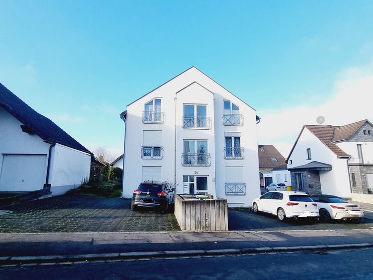 Höhr Grenzhausen: Eigentumswohnung (DG) mit Balkon und PKW-Stellplatz