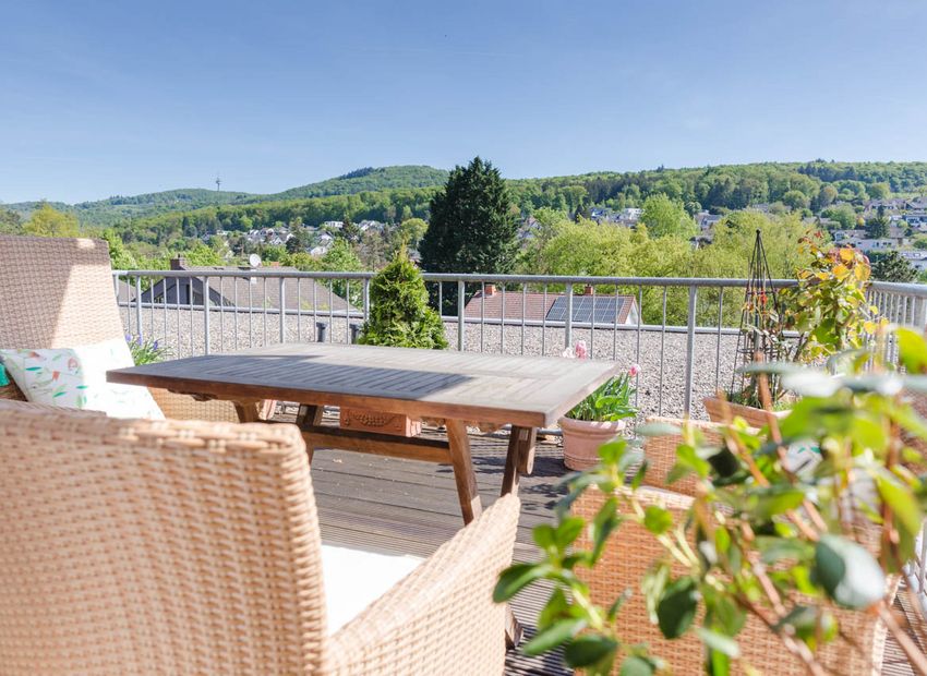 Eppstein Vockenhausen: Altengerechte 2,5-Zimmer-Wohnung mit Traumterrasse und Weitblick!