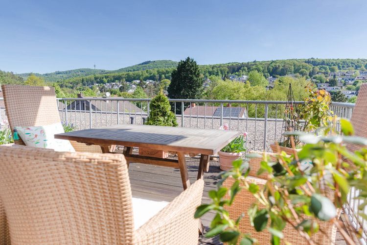 Eppstein Vockenhausen: Altengerechte 2,5-Zimmer-Wohnung mit Traumterrasse und Weitblick!