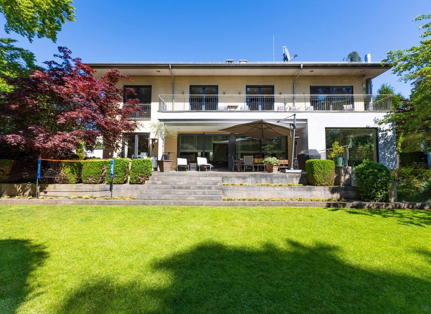 Elegante Villa mit Weinkeller, Sauna und Gartenidylle in bester Lage von Kronberg.