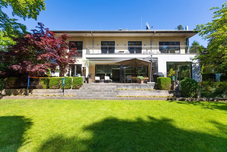 Elegante Villa mit Weinkeller, Sauna und Gartenidylle in bester Lage von Kronberg.