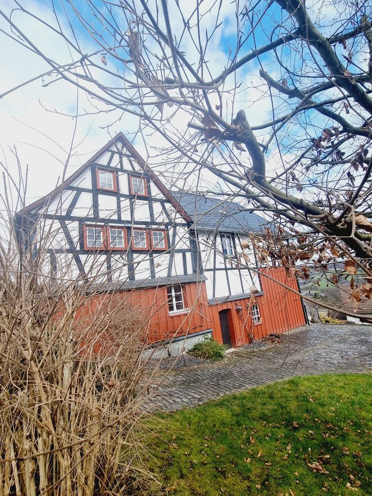 Eitelborn: Kleinod - saniertes Fachwerkhaus mit Scheune und Garten