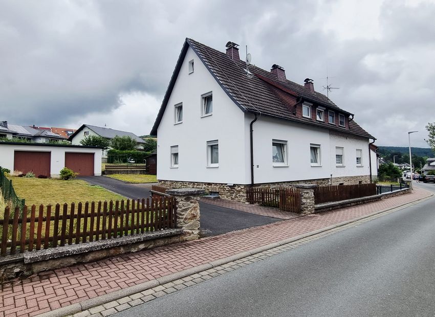 Weilmünster: Einfamilienhaus mit großem Areal und zwei Garagen