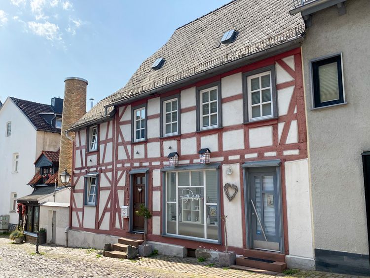Idstein: Liebhaberstück – Vermietetes Wohn- und Geschäftshaus im Herzen der Stadt!