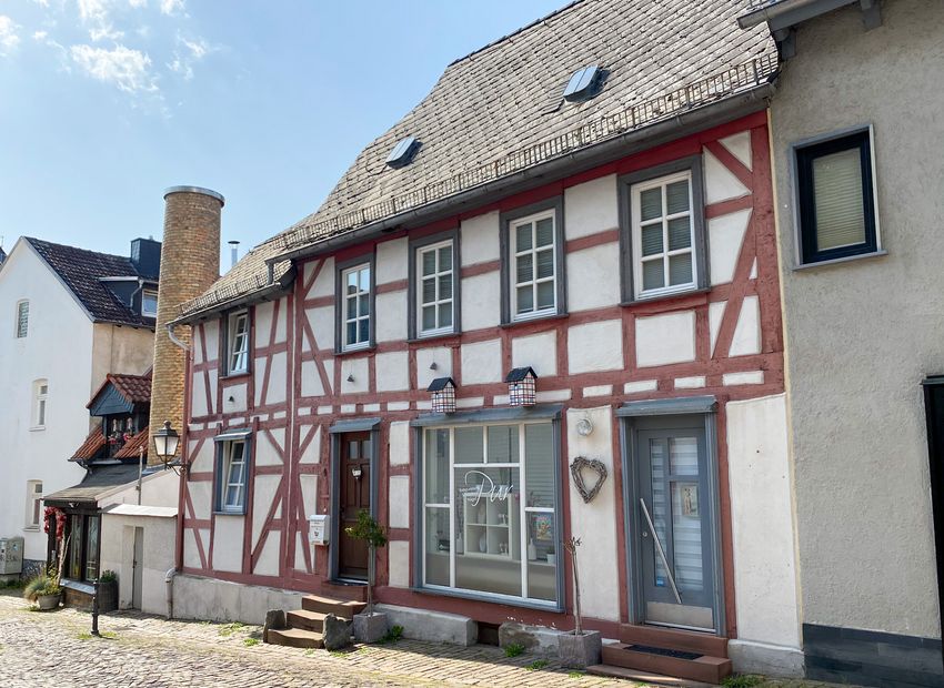 Idstein: Liebhaberstück – Vermietetes Wohn- und Geschäftshaus im Herzen der Stadt!
