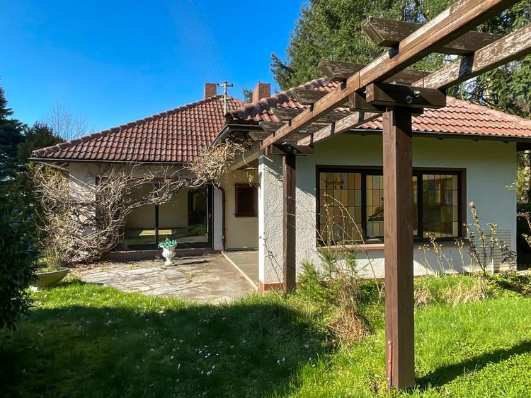 Waldems: Gut geschnittener Bungalow mit Sanierungsbedarf auf großzügigem Grundstück!