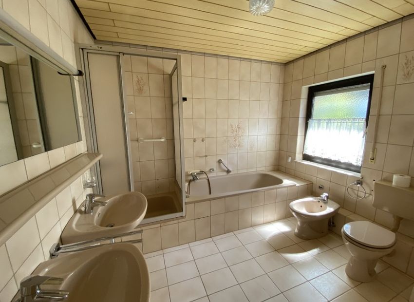 Schlangenbad: Gepflegtes Einfamilienhaus in idyllischer Lage – mit viel Platz und Potenzial!