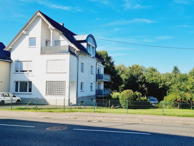 MT-Elgendorf: Dreifamilienhaus mit Garage und Garten