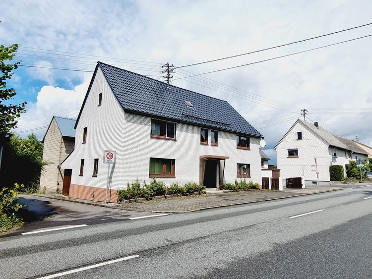 Merkelbach: Gepflegtes Bauernhaus mit Nebengebäude und zwei Garagen