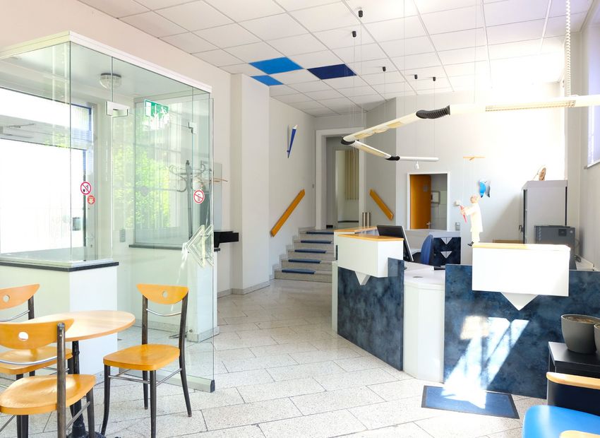 Frankfurt Höchst! Mehrfamilienhaus mit 4 Wohnungen und einer Praxis.