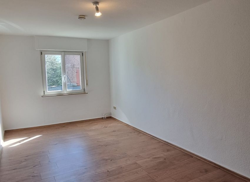 Niederzeuzheim: Gepflegtes Einfamilienhaus mit Nebengebäude, Carport und Garten