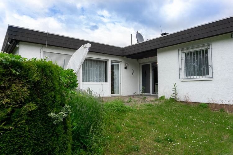 Wiesbaden-Naurod: Neue Heizung im freistehenden Bungalow mit zwei Garagen!