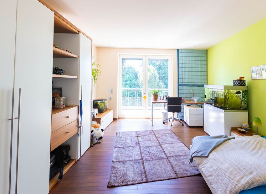 Elegante Villa mit Weinkeller, Sauna und Gartenidylle in bester Lage von Kronberg.