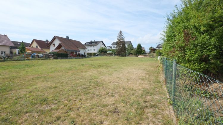 Neu-Anspach-Westerfeld: RESERVIERT!!Großzügiges, ruhiges Grundstück
