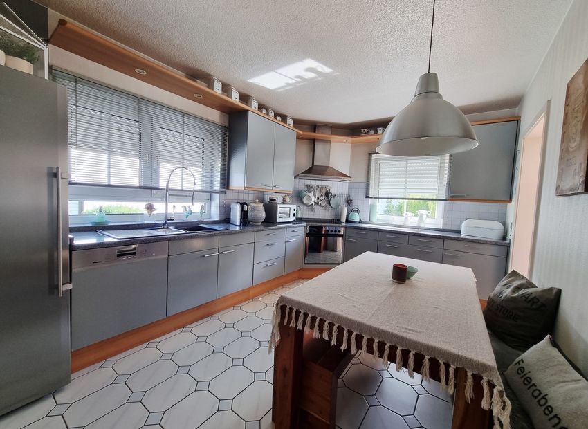 Dornburg: Tolles Einfamilienhaus mit ELW, Garage, Garten und Schwimmbad