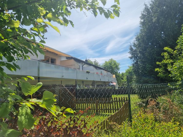 Bad Camberg: Eigentumswohnung im Atriumhaus mit PKW-Stellplatz in ruhiger sonniger Lage