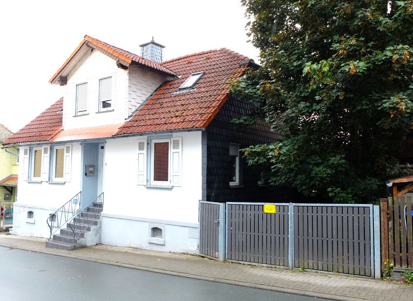 Neu-Anspach! Freistehendes Haus mit 5 Zimmern auf kleinem Grundstück.