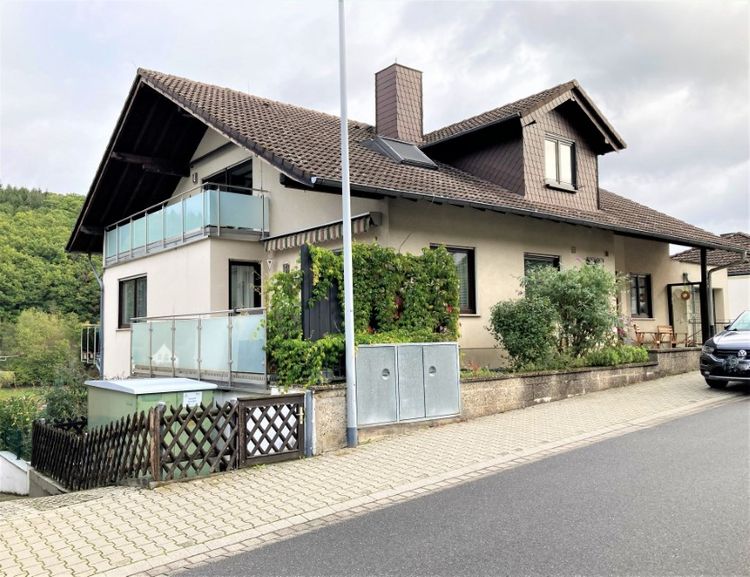 IDSTEIN-Oberauroff: 3-Zimmer Wohnung mit Balkon und wunderschöner Aussicht!