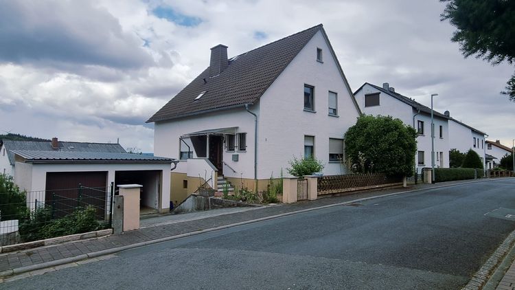 Hünfelden-Ohren: Einfamilienhaus mit Garage und Garten in ruhiger Lage