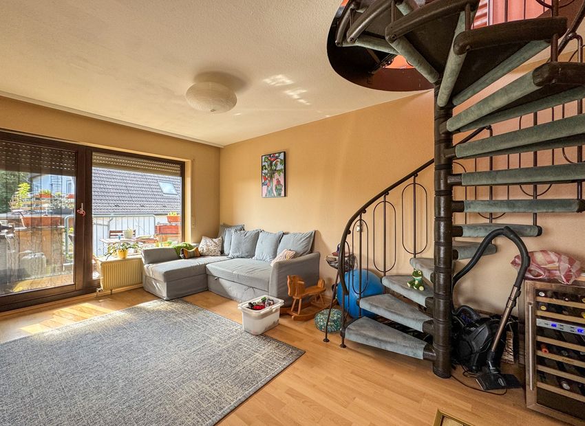 Niedernhausen: Lichtdurchflutete Maisonette-Wohnung mit Balkon in bester Lage!