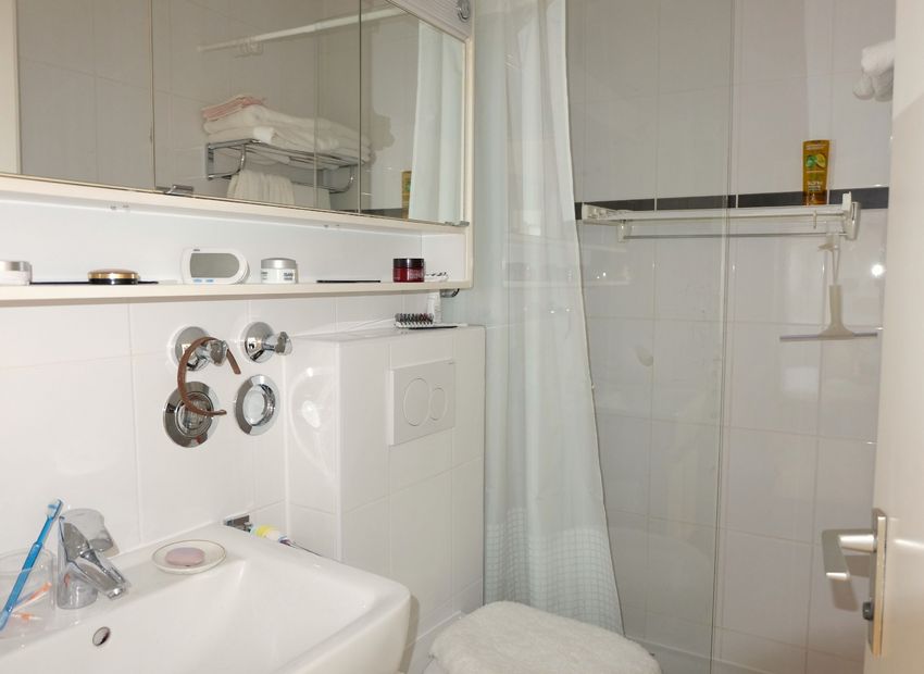Neu-Isenburg! Gut geschnittene 2 Zi.-Whg. mit Balkon, Aufzug und TG-Stellplatz.